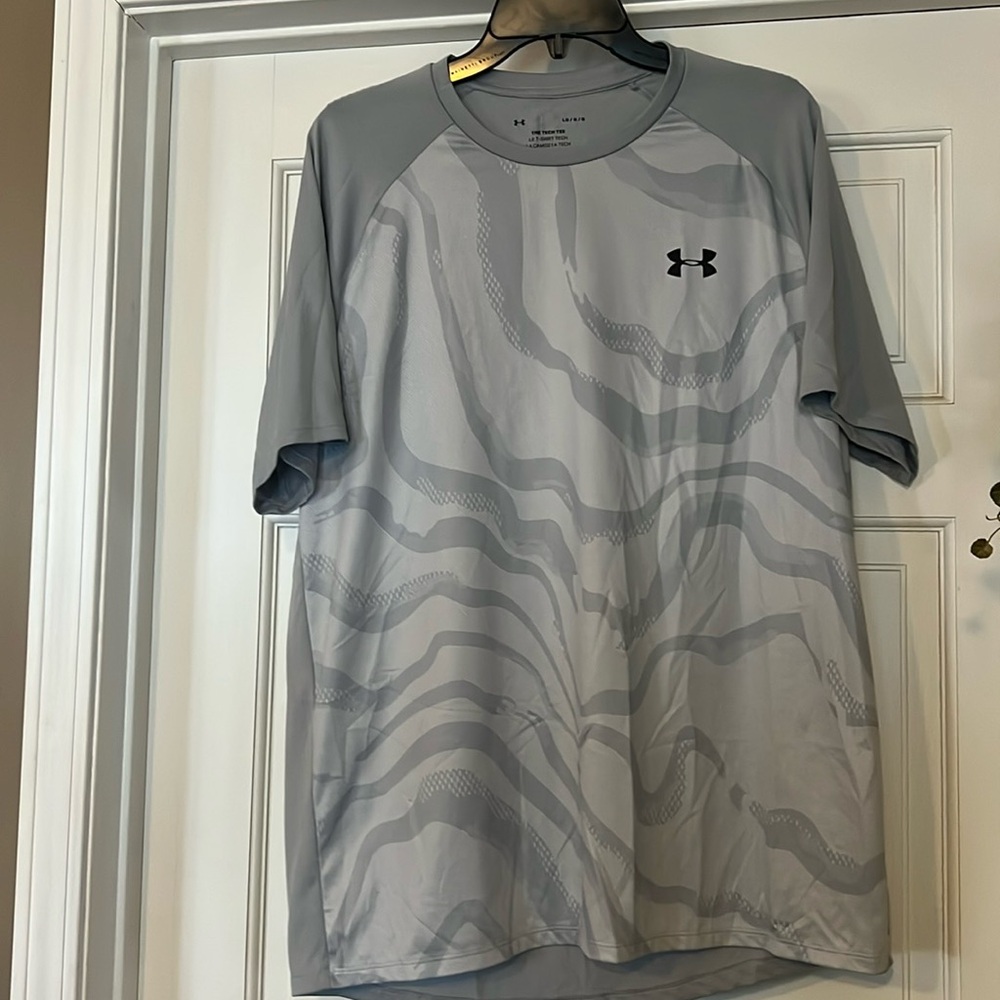 Men’s Large Under Armor Shirt